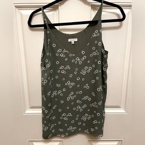 🦋 2/ 27. 🦋 R Essentials Small thin strapped tank top. Green & small daisies.